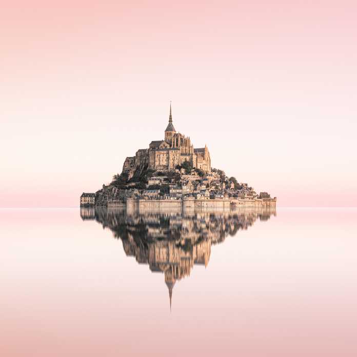 Der Mont-Saint-Michel in der Normandie ist seit 1979 UNESCO-Weltkulturerbe. Die freigestellte Komposition und die glatte Spiegelung lassen den Klosterberg noch imposanter erscheinen., Ronny Behnert