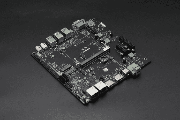 Das LattePanda Mu Full Evaluation Board vor grauem Hintergrund. Es ist bestückt mit mehreren PCIe-Slots, M.2 Festplattenanschlüssen und diversem Computer IO.