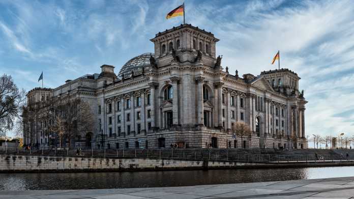 Reichstagsgebäude zu Berlin, im Vordegrund die Spree
