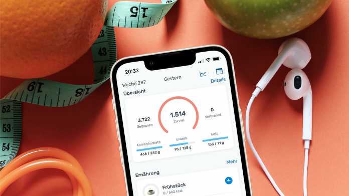 iPhone auf Tisch zeigt App, die Kalorien zählt