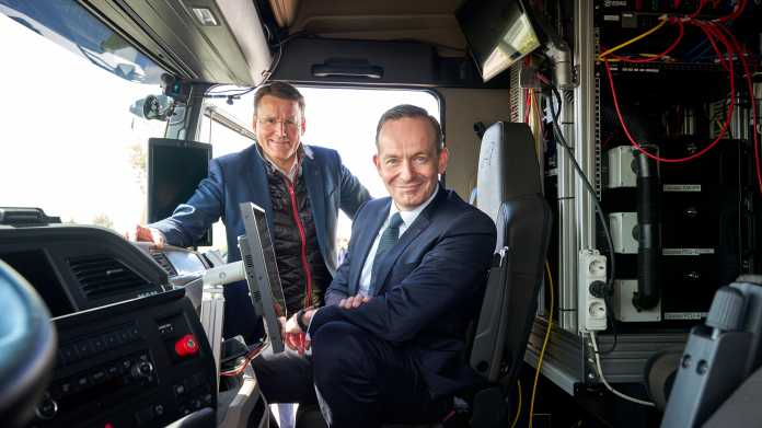 Bundesverkehrsminister Volker Wissing und MAN-CEO Alexander Vlaskamp im Lkw-Führerhaus