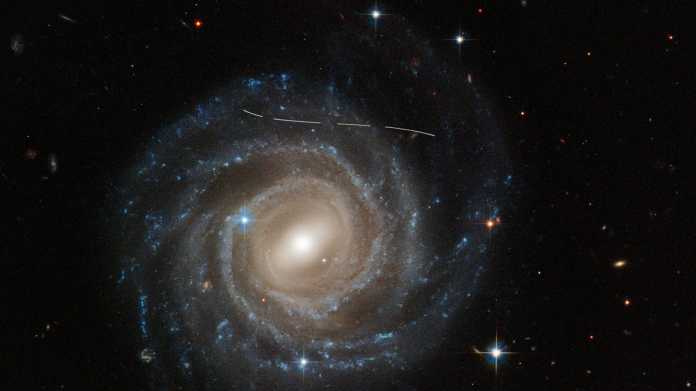Foto der Galaxie mit einem mehrteiligen Strich davor