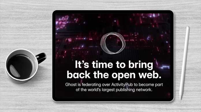 Text auf Tablet: "It’s time to bring back the open web."