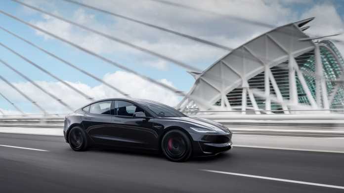 Tesla Model 3 in schwarz fährt auf Brücke