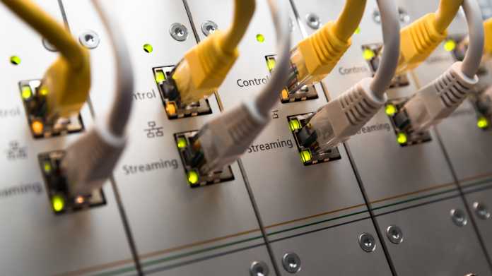 8 Ethernet-Kabel stecken an einem Router