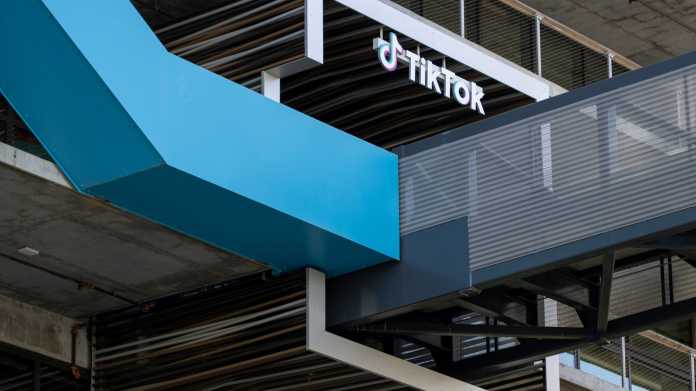 TikTok-Logo an Firmengebäude in Kalifornien