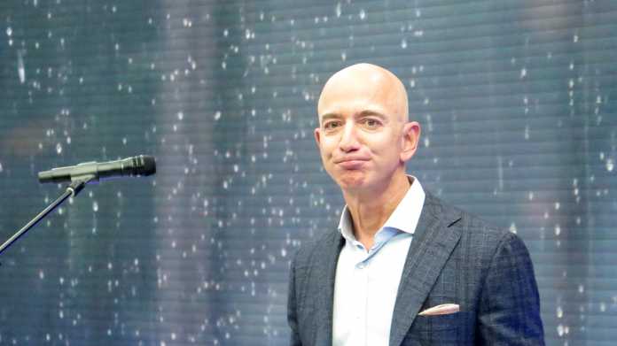 Jeff Bezos neben Mikrophon