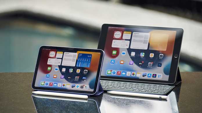 Zwei iPads mit Zubehör auf einem Tisch