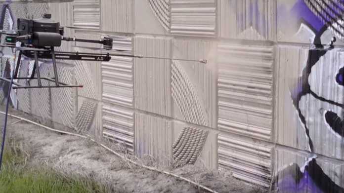 Drohne, die Farbe über ein Graffiti sprüht.
