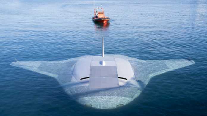 Mata Ray Unterwasserdrohne im Meer im Vergleich zu einem Boot.