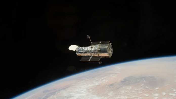 Hubble, die Erde im Hintergrund