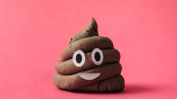 Ein Poop-Emoji auf rosa Grund. 
