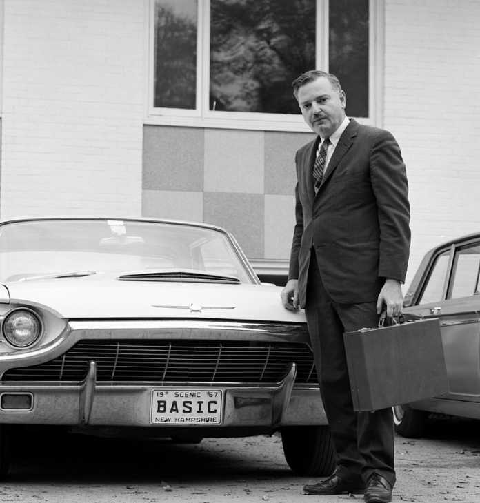 John Kemeny frente a un auto deportivo