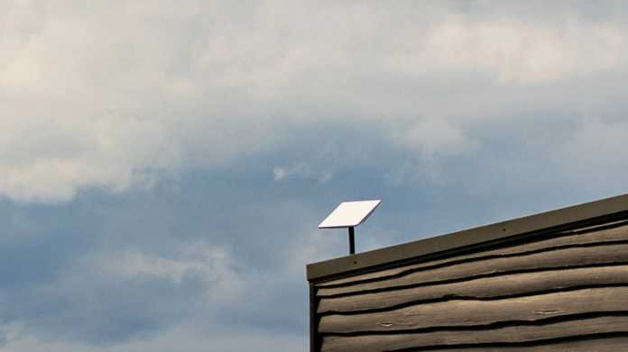 Starlink-Antenne auf Holzdach