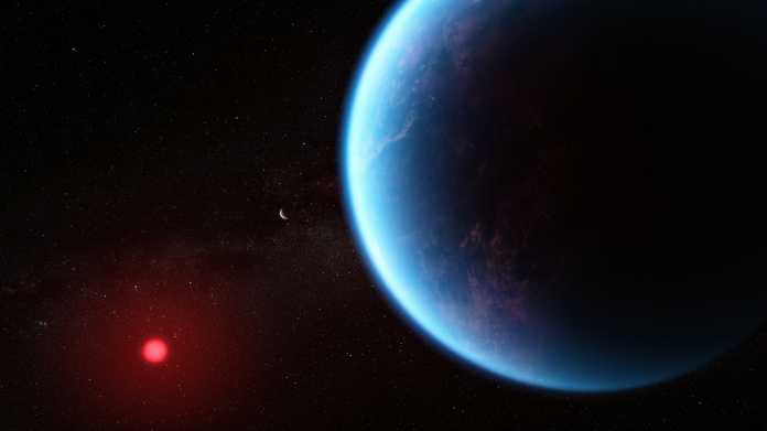 Großer blauer Planet vor kleinem roten Stern