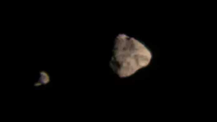 Ein Asteroid und ein zweitgeteilter kleiner zweiter Asteroid