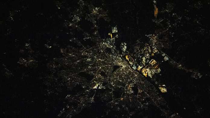 Bild von Hamburg bei Nacht aus dem Weltall