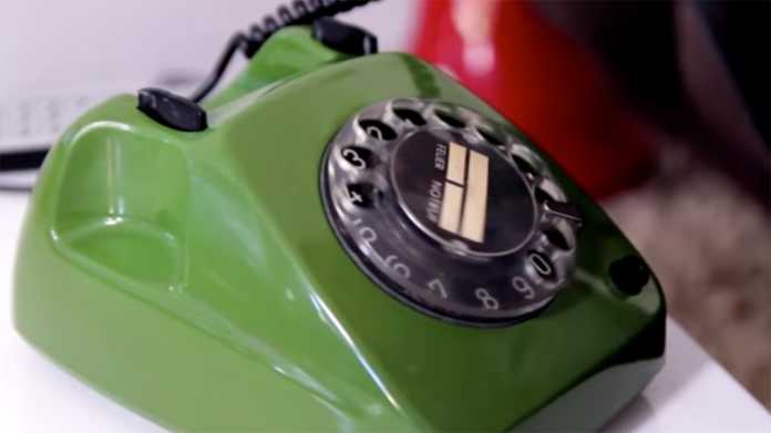 Ein grünes Telefon mit Wählscheiben