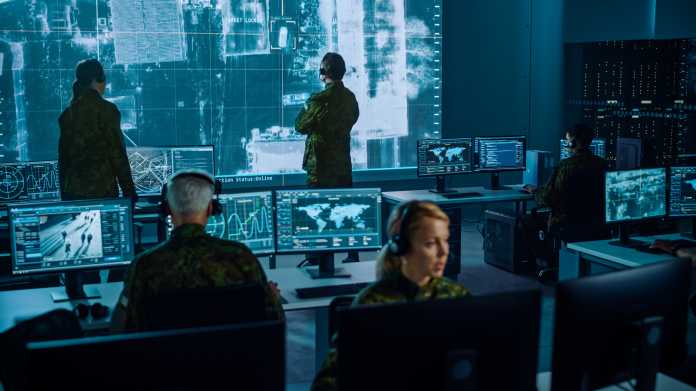Soldaten vor Überwachungsbildschirmen