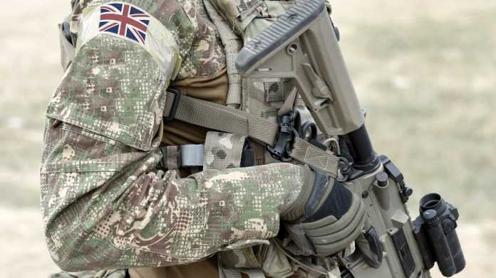 Soldat in Uniform mit britischer Flagge