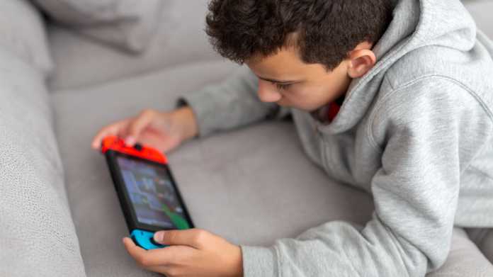 Kind spielt auf Nintendo Switch