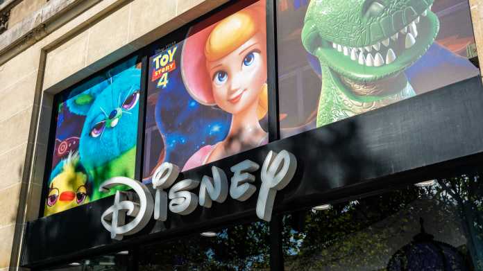 Disney-Logo unter Bildern von animierten Charakteren