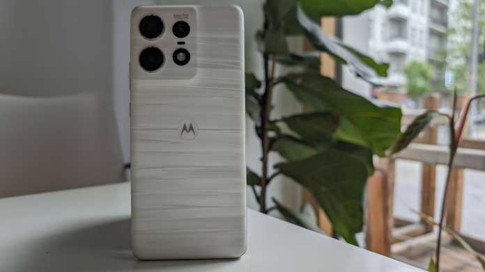 Motorola-Handy auf Tisch