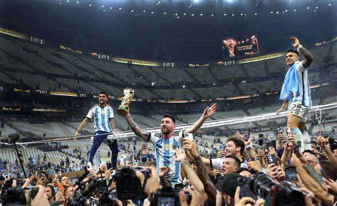 Nach dem Finalspiel der WM 2022 lässt sich Fußballlegende Lionel Messi von der Menge feiern., 