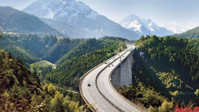 Die Brennerautobahn schlängelt sich durch die Landschaft.