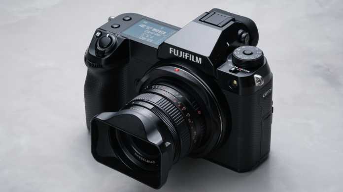 Fujfilms neue Mittelformatkamera GFX100S II von vorne und leicht schräg oben gezeigt