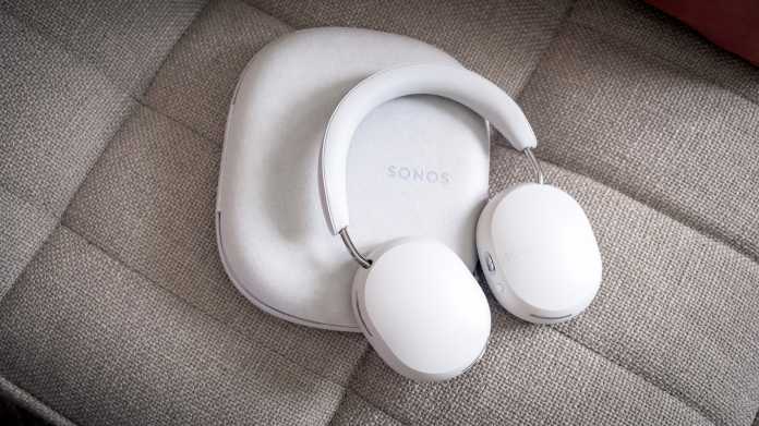 Die Sonos-Ace-Kopfhörer in weiß auf einer weißen Hülle
