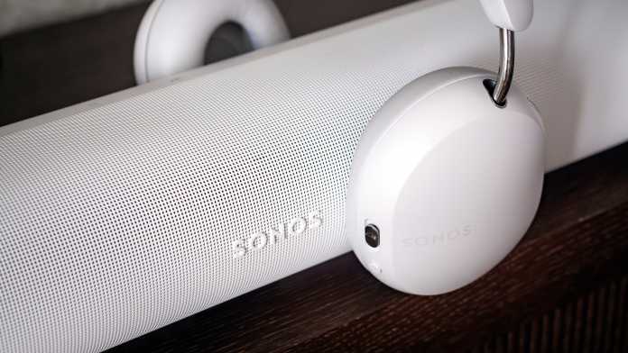 Die weißen Sonos Ace auf einer Soundbar von Sonos