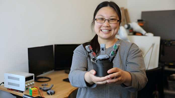 Eine MIT-Forscherin hält den GelPalm-Greifer in ihren Händen.