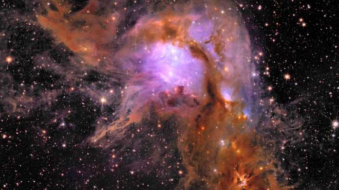 Rot-violetter Schleier vor zahlreichen Galaxien