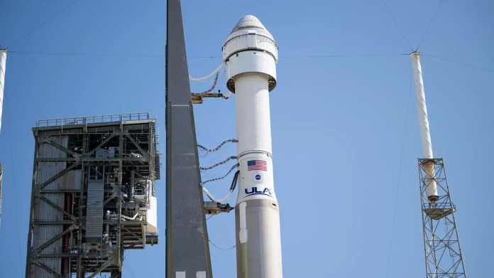 Starliner-Kapsel auf einer Rakete auf dem Weg zur Startrampe