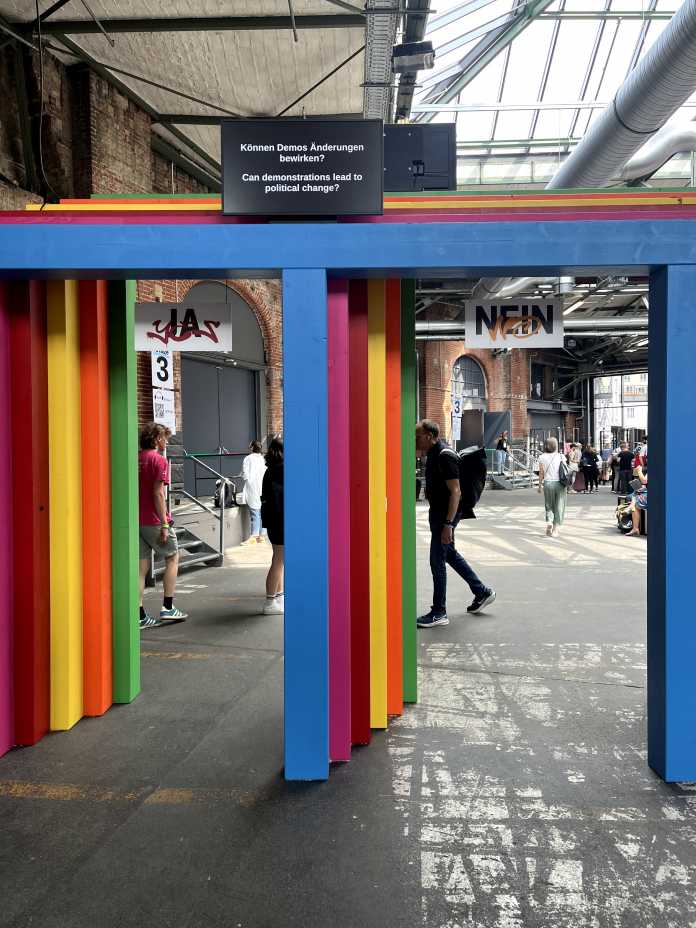 Zwei Torbögen, jeweils mit Ja und Nein beschriftet, dienen als Umfragetool. 