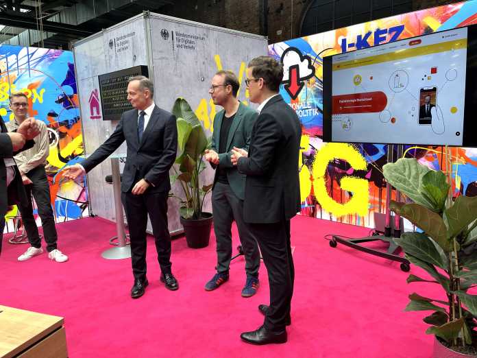 Volkwer Wissing und Markus Beckedahl (Mitte) am Stand des BMVD. 