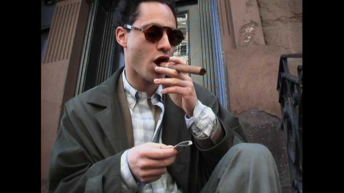 Alex Karp am Rauchen einer Zigarre.