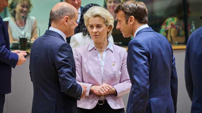 Bundeskanzler Olaf Scholz und Frankreichs Präsident Emmanuel Macron sprechen mit EU-Kommissionspräsidentin Ursula von der Leyen