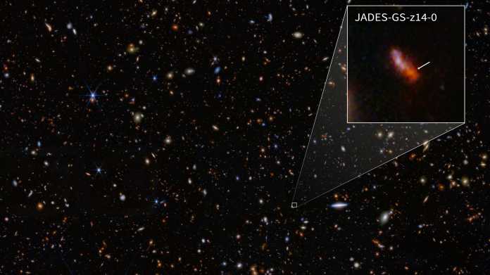 Ein Bild mit vielen kleinen Galaxien, vergrößert ein rötlicher Fleck