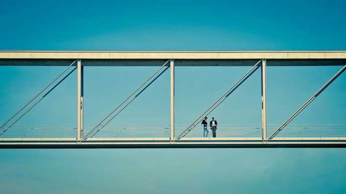 Zwei Menschen auf einer Brücke