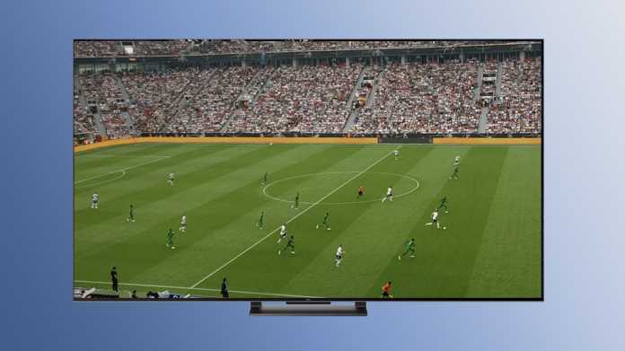 TCL Fernseher mit Fußballspiel