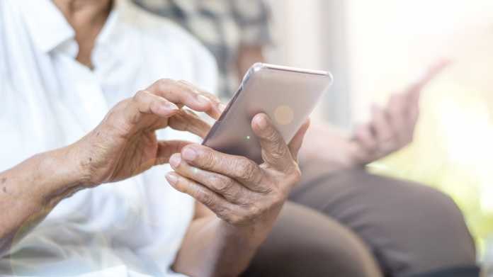 Ältere Person am Smartphone