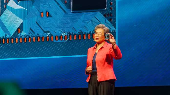 AMDs Chefin Lisa Su zeigt einen Epyc Turin