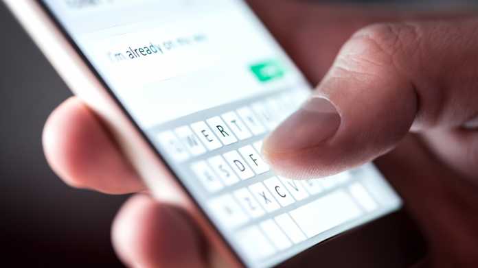 Mann textet eine Nachricht auf einem Smartphone 