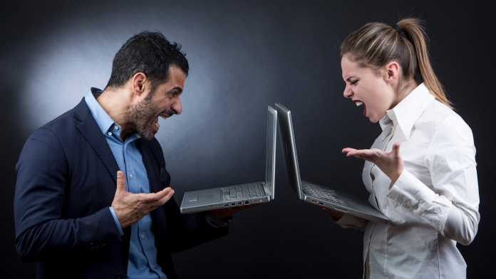 zwei Personen schreien ihren Laptop an