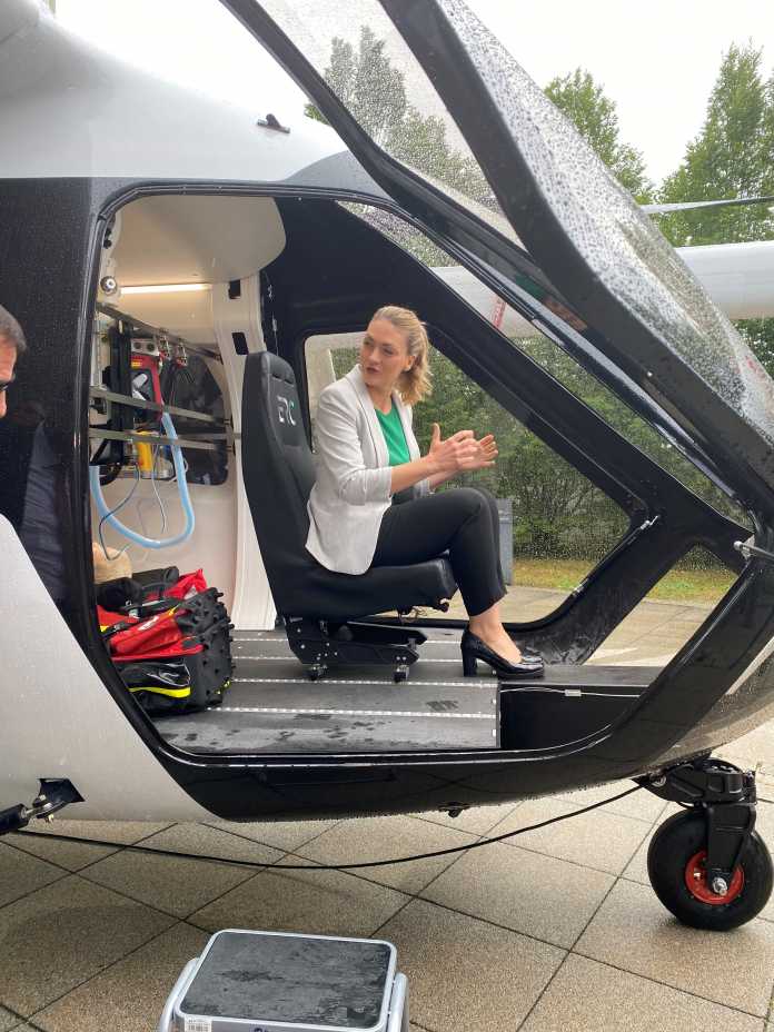 Bavarian Health Minister sits in an air cab