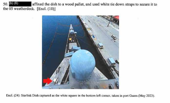 Schiffsteil von oben fotografiert; zu sehen ist im Hintergrund der Bug, im Vordergrund der Radardome, und links daneben ein roter Pfeil der auf ein kleines weißes Rechteck zeigt