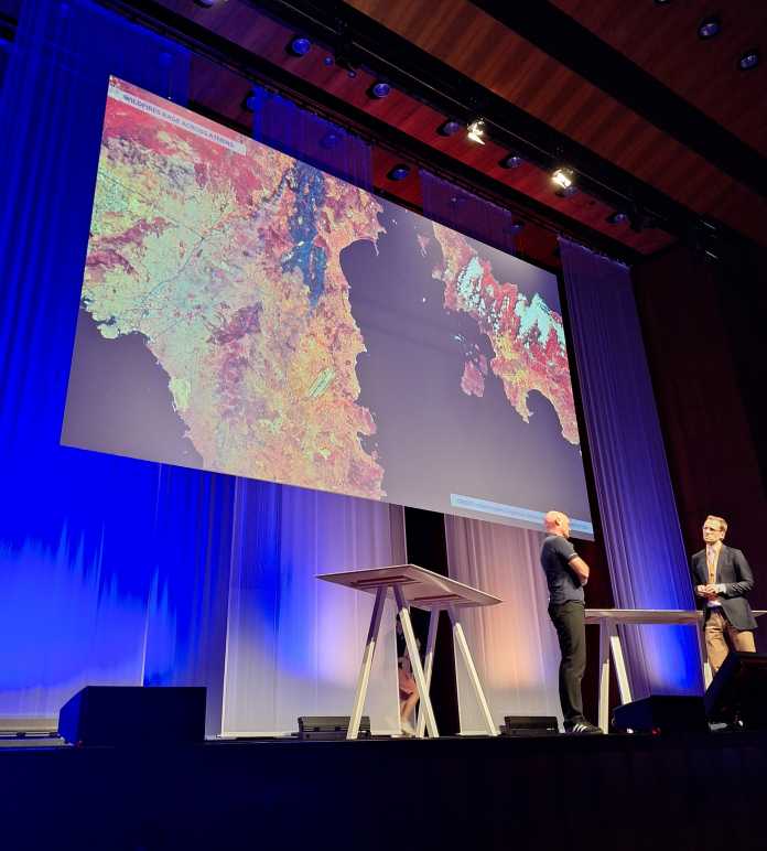 Oliver Brümmer und Alexander Gerst im Gespräch: Waldbrände, wie hier in Athen, sind aus dem Weltall zu sehen. ​