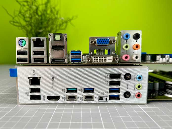 Zwei Mainboards übereinander gestapelt